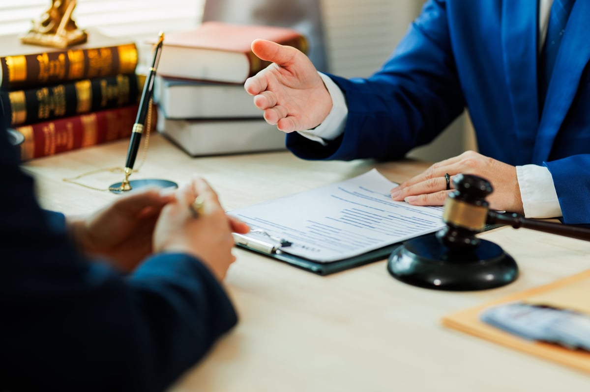 A client meets with a lawyer to discuss a legal case and seek professional representation for upcoming court proceedings.