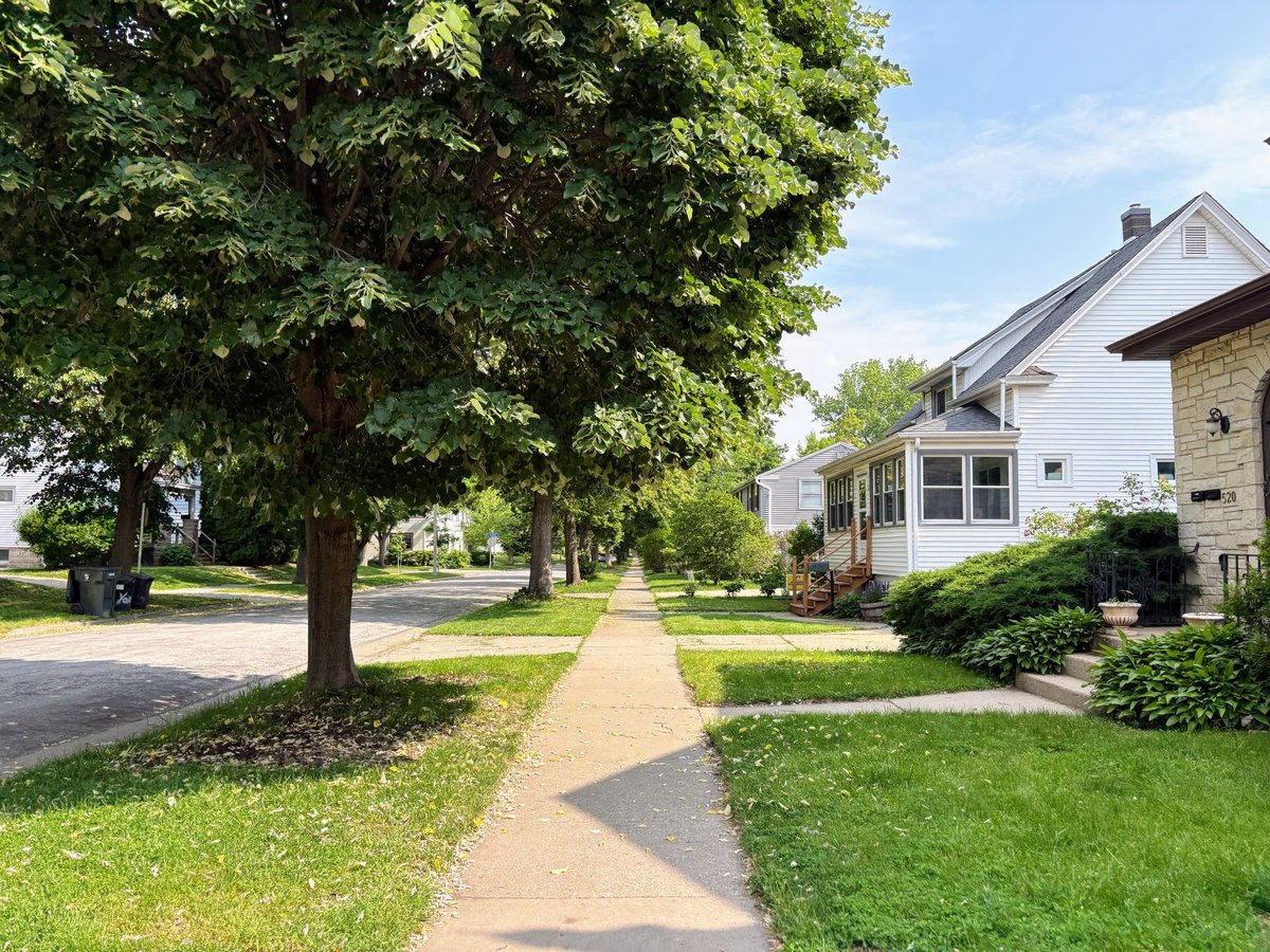 Residential neighborhood street in the Chicago western suburbs of Illinois
